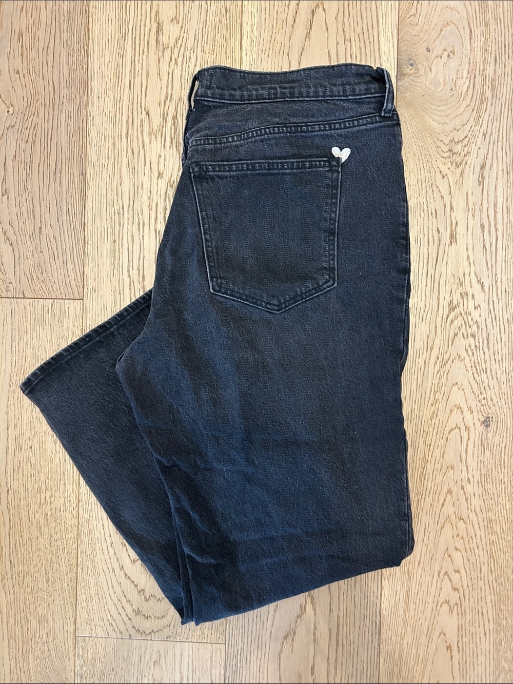 ABERCROMBIE HIGH-RISE 90s RELAXED HEART EMBROIDERED JEANS - SHORT - Picture 8 of 11
